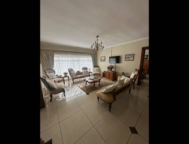 6 BEDROOM HOUSE FOR SALE IN BRACKENHURST